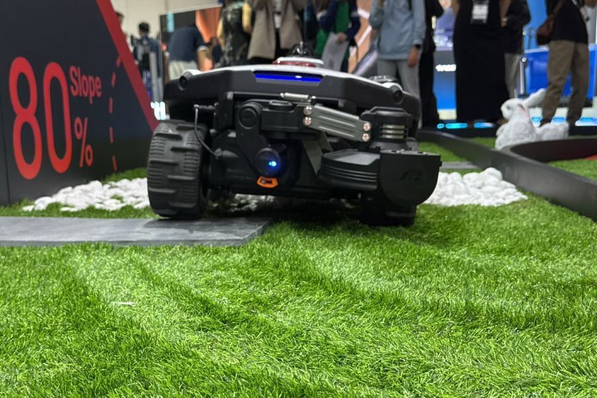 Mammotion LUBA 4 AWD beim überqueren von 60 mm hohen Hindernissen und Steinen